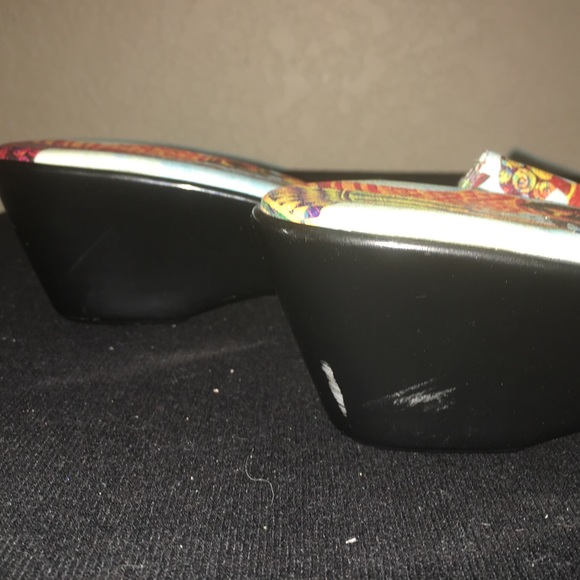 JCon African Tribal print open toe sandals that tell a story. - Picture 3 of 11